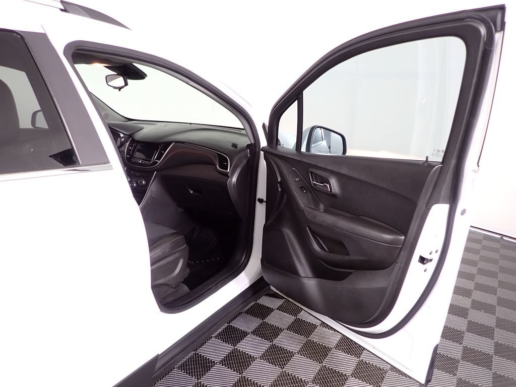 Used 2018 Chevrolet Trax LT w/ LT Convenience Package FWD image 33