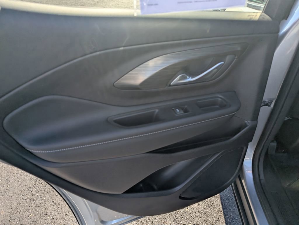 Used 2024 GMC Terrain SLE w/ Driver Convenience Package image 10