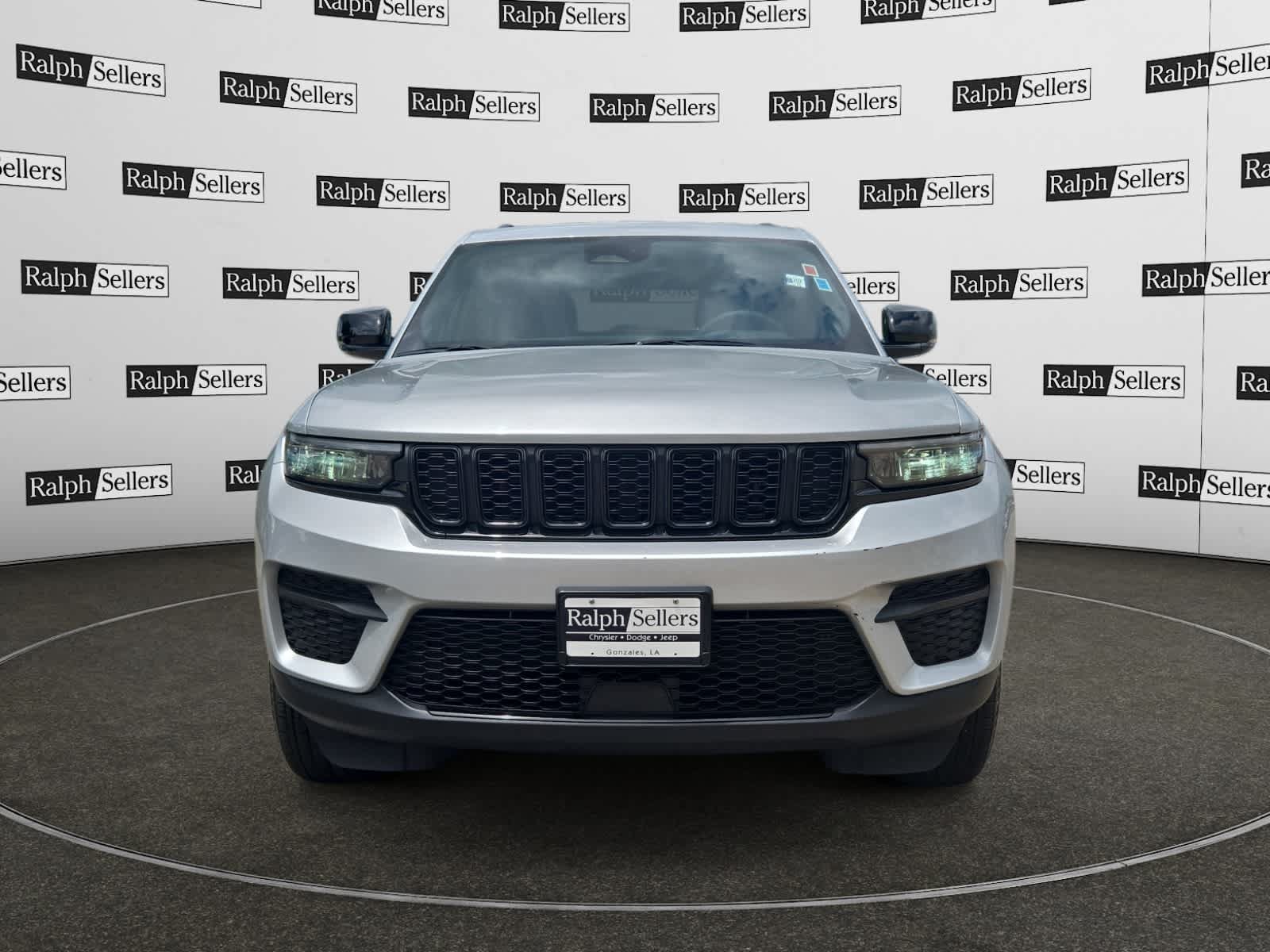 Used 2025 Jeep Grand Cherokee Altitude AWD/4WD image 8