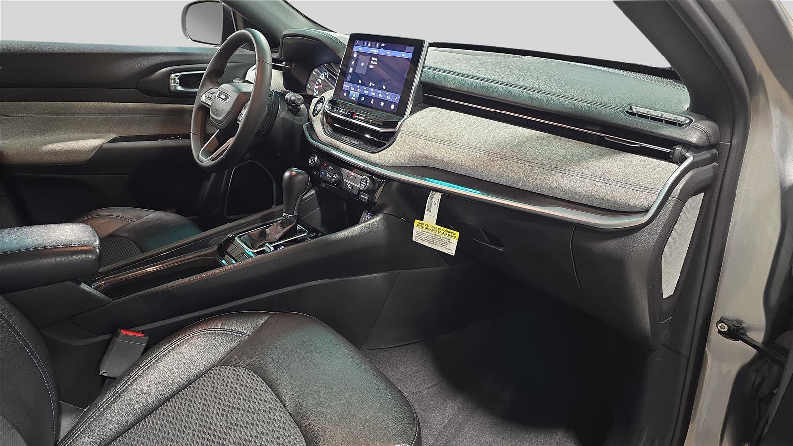 Used 2024 Jeep Compass Latitude image 23