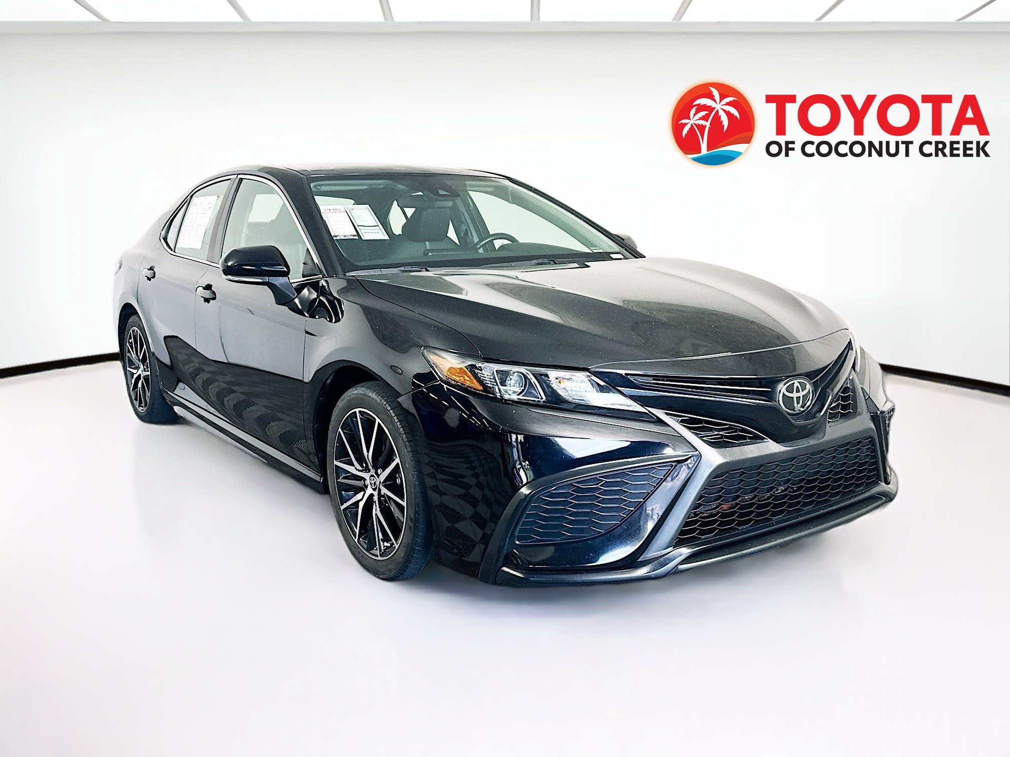 Used 2023 Toyota Camry SE FWD image 1