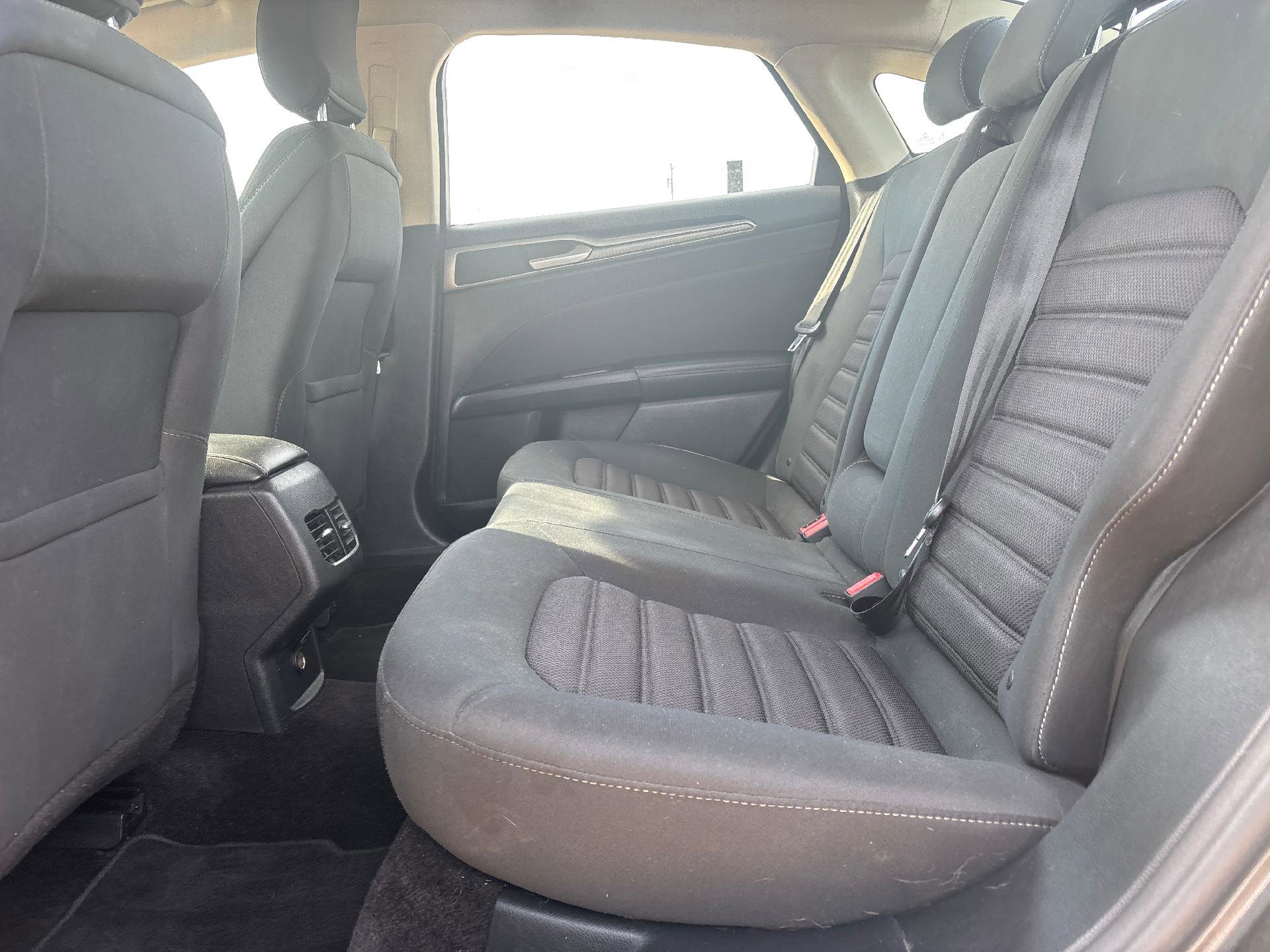 Used 2017 Ford Fusion SE w/ Fusion SE Technology Package image 23