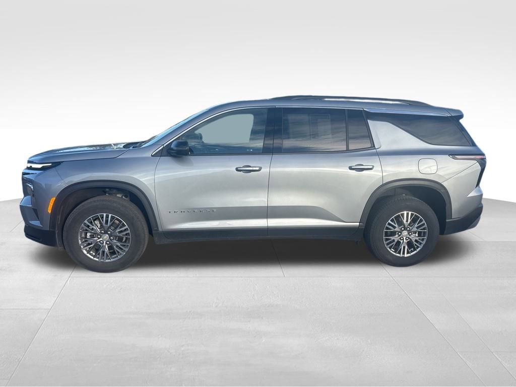 Used 2025 Chevrolet Traverse LT image 3