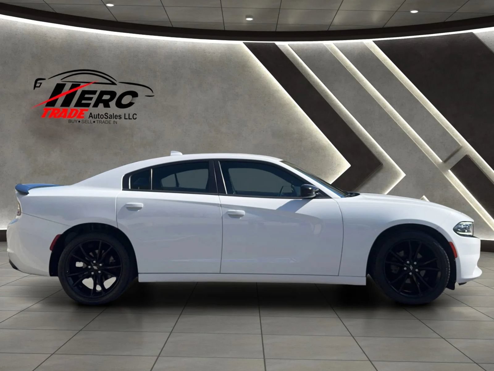 Used 2017 Dodge Charger SXT w/ Blacktop Package RWD image 2