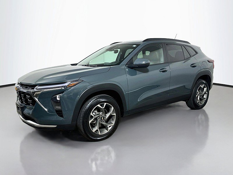 Used 2025 Chevrolet Trax LT FWD image 3