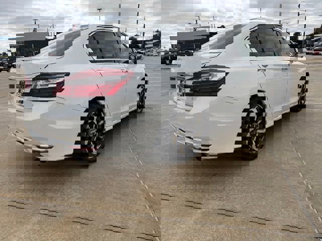 Used 2017 Honda Accord EX image 4