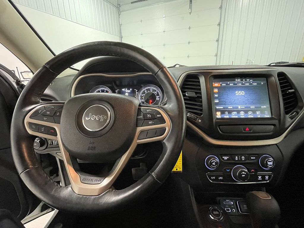 Used 2017 Jeep Cherokee Latitude w/ Cold Weather Group AWD/4WD image 34