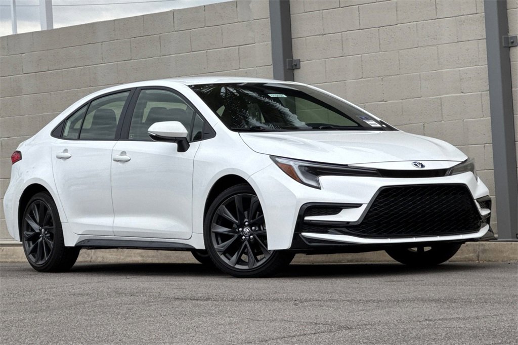 Used 2024 Toyota Corolla SE image 2