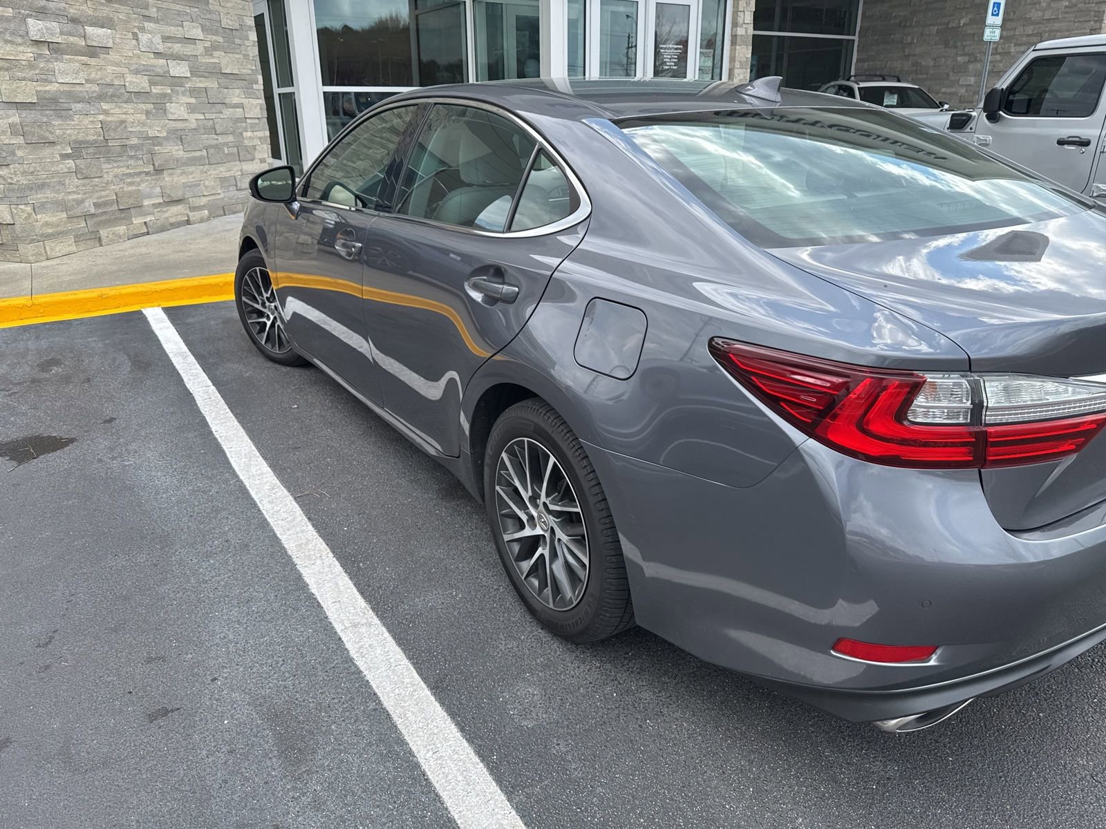 Used 2017 Lexus ES 350 w/ Luxury Package image 4