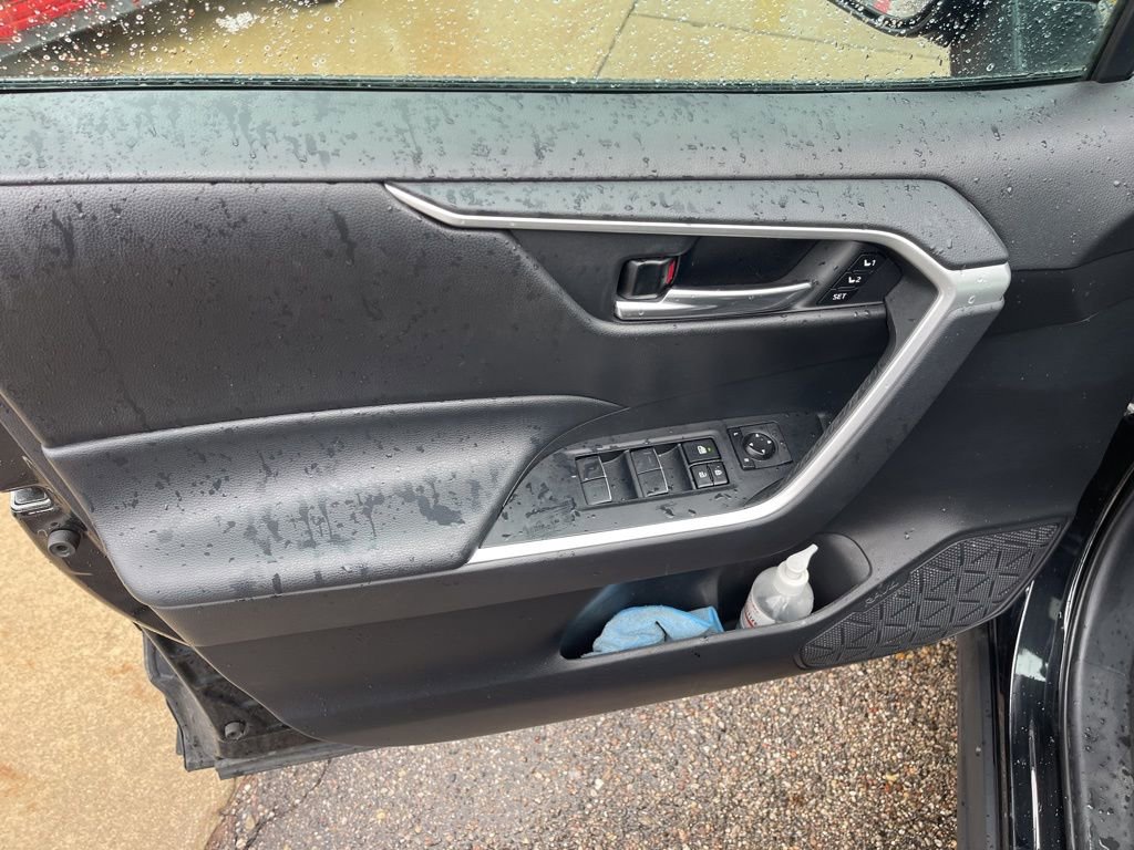 Used 2020 Toyota RAV4 XLE Premium image 19