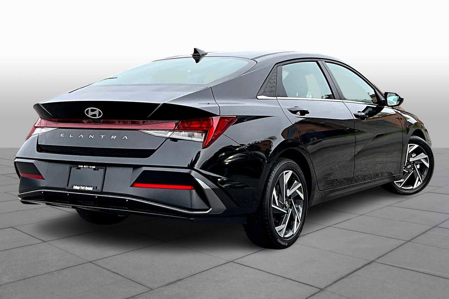 Used 2024 Hyundai Elantra SEL w/ Convenience Package image 12