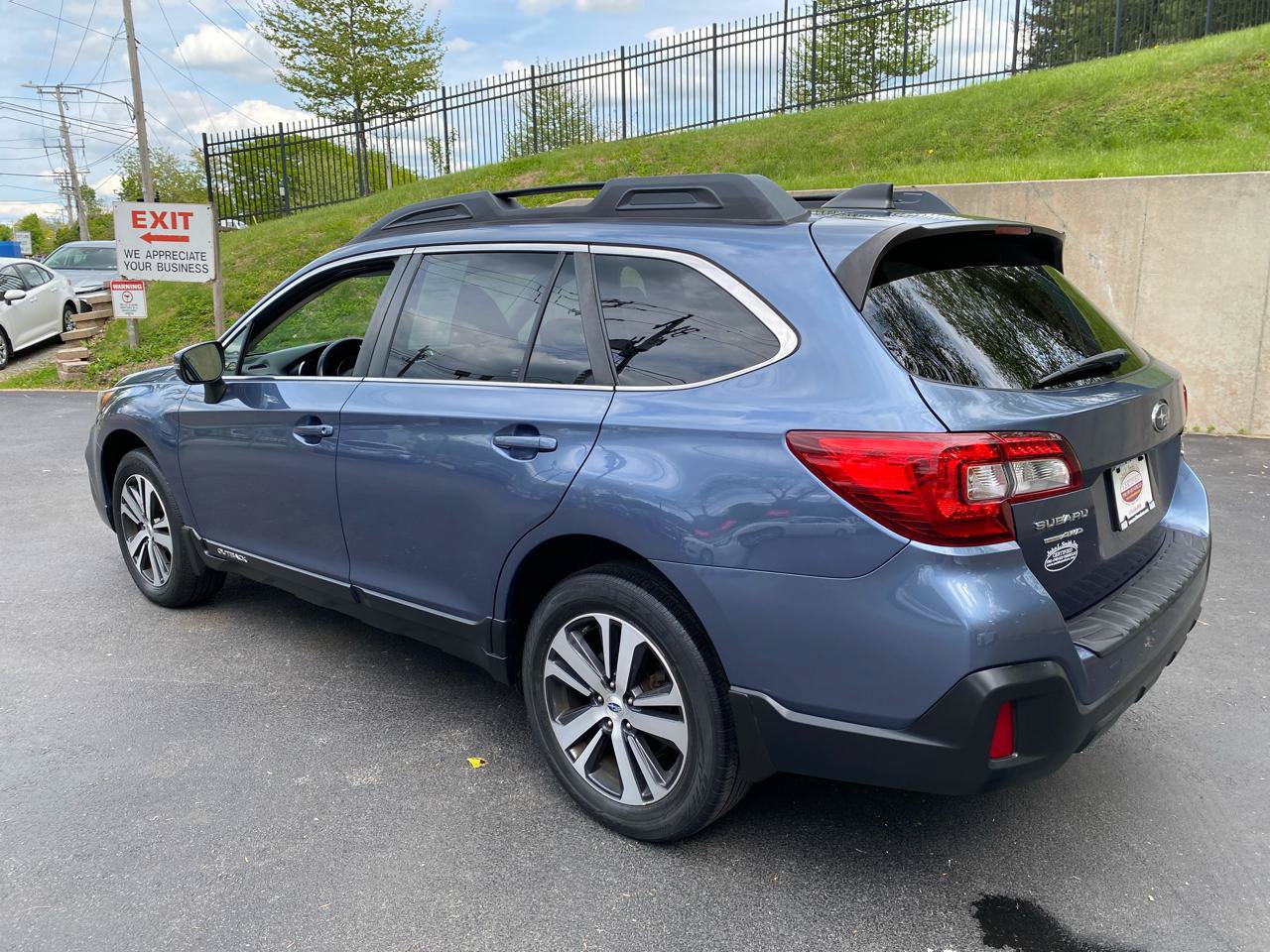 Used 2018 Subaru Outback 2.5i Limited AWD/4WD image 2