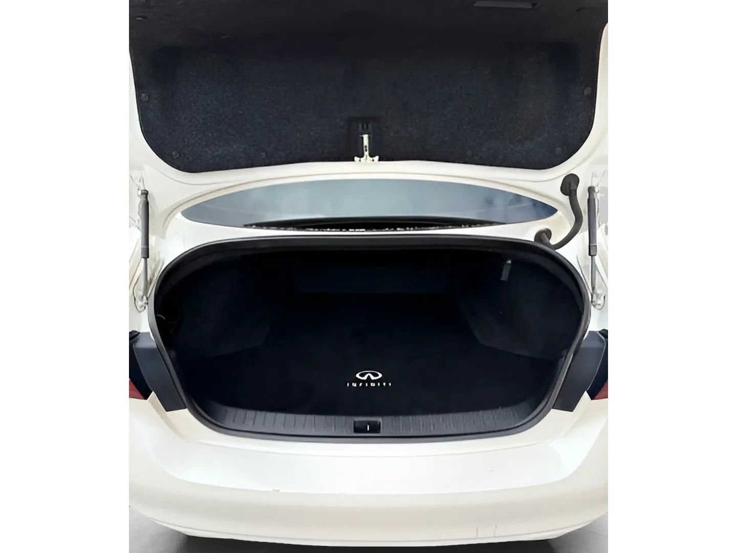 Used 2018 INFINITI Q50 Luxe w/ Essential Package (3.0T Luxe) RWD image 17