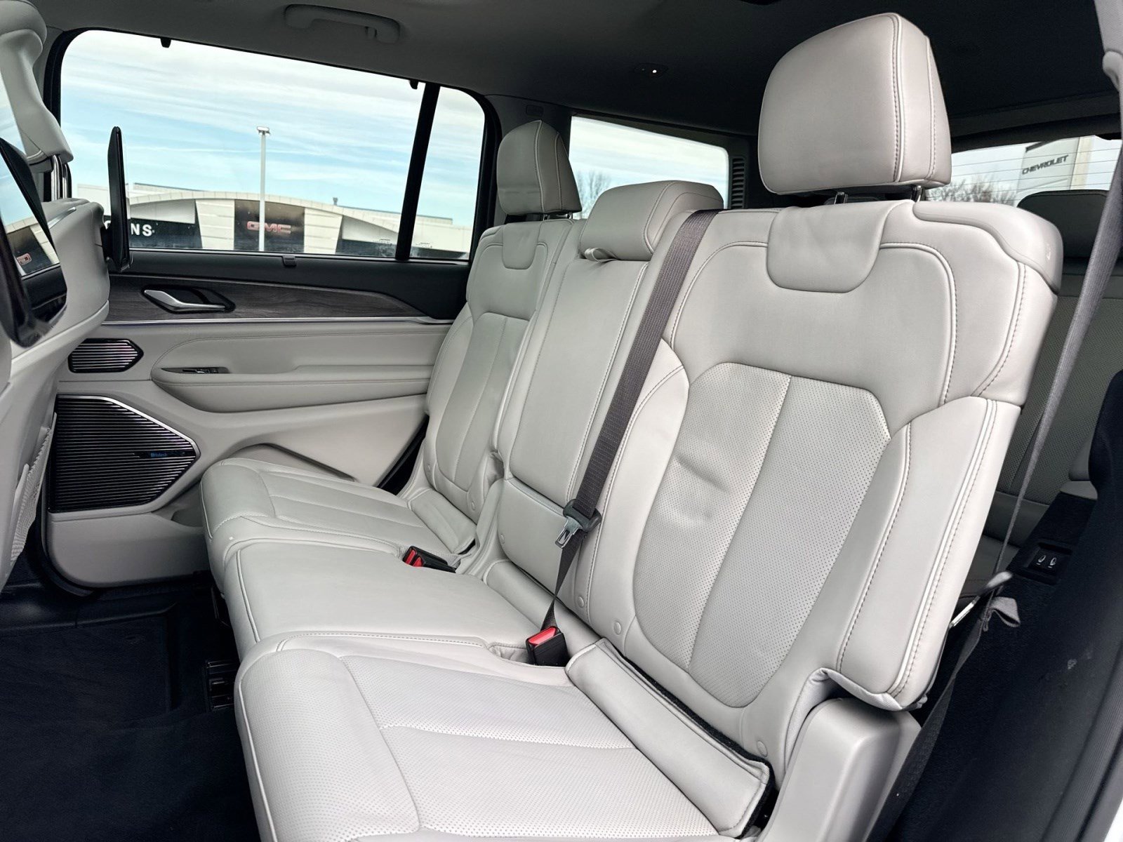 Used 2023 Jeep Grand Cherokee L Overland w/ Advanced Protech Group III image 25