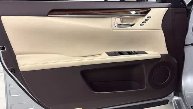Used 2016 Lexus ES 350 w/ Luxury Package w/Wood Trim FWD image 13