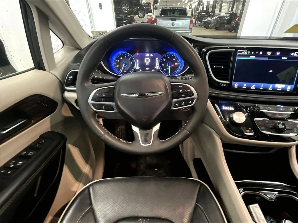 Used 2023 Chrysler Pacifica Limited FWD image 18