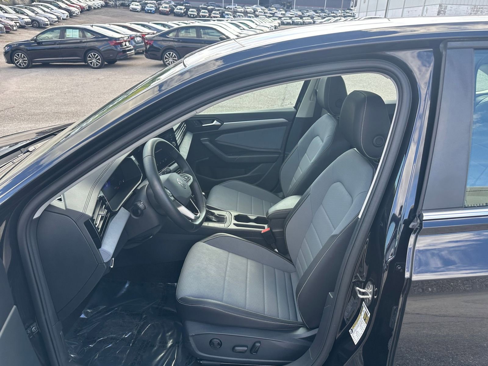 Used 2025 Volkswagen Jetta SE image 25