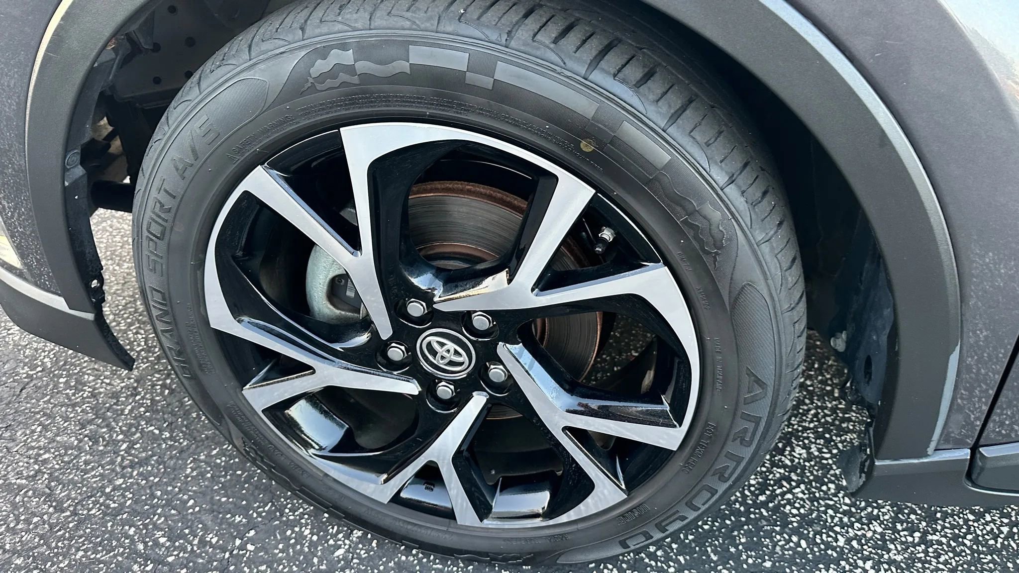 Used 2019 Toyota C-HR XLE image 9