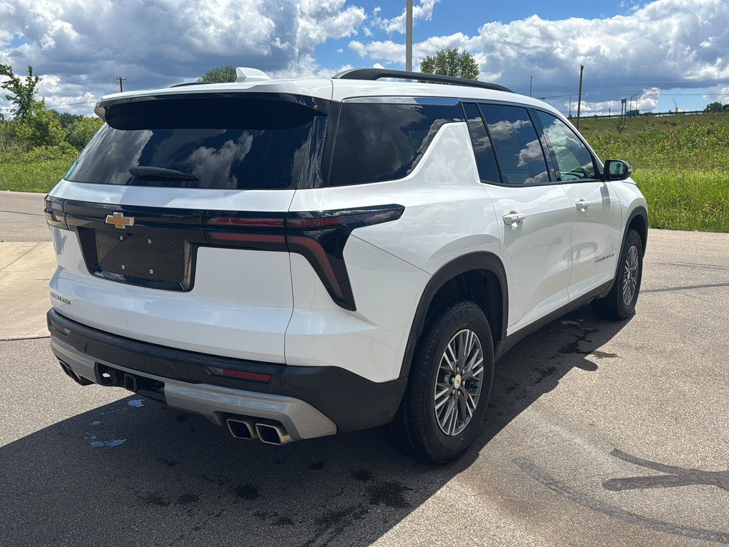 Used 2025 Chevrolet Traverse LT FWD image 5