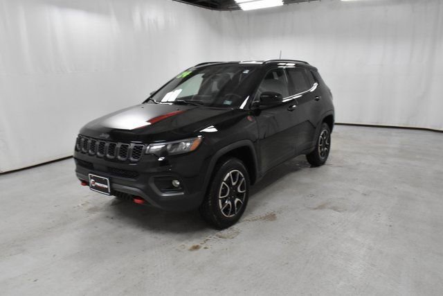Used 2024 Jeep Compass Trailhawk image 2