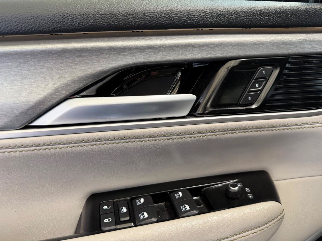 Used 2025 Jeep Wagoneer Series II AWD/4WD image 12