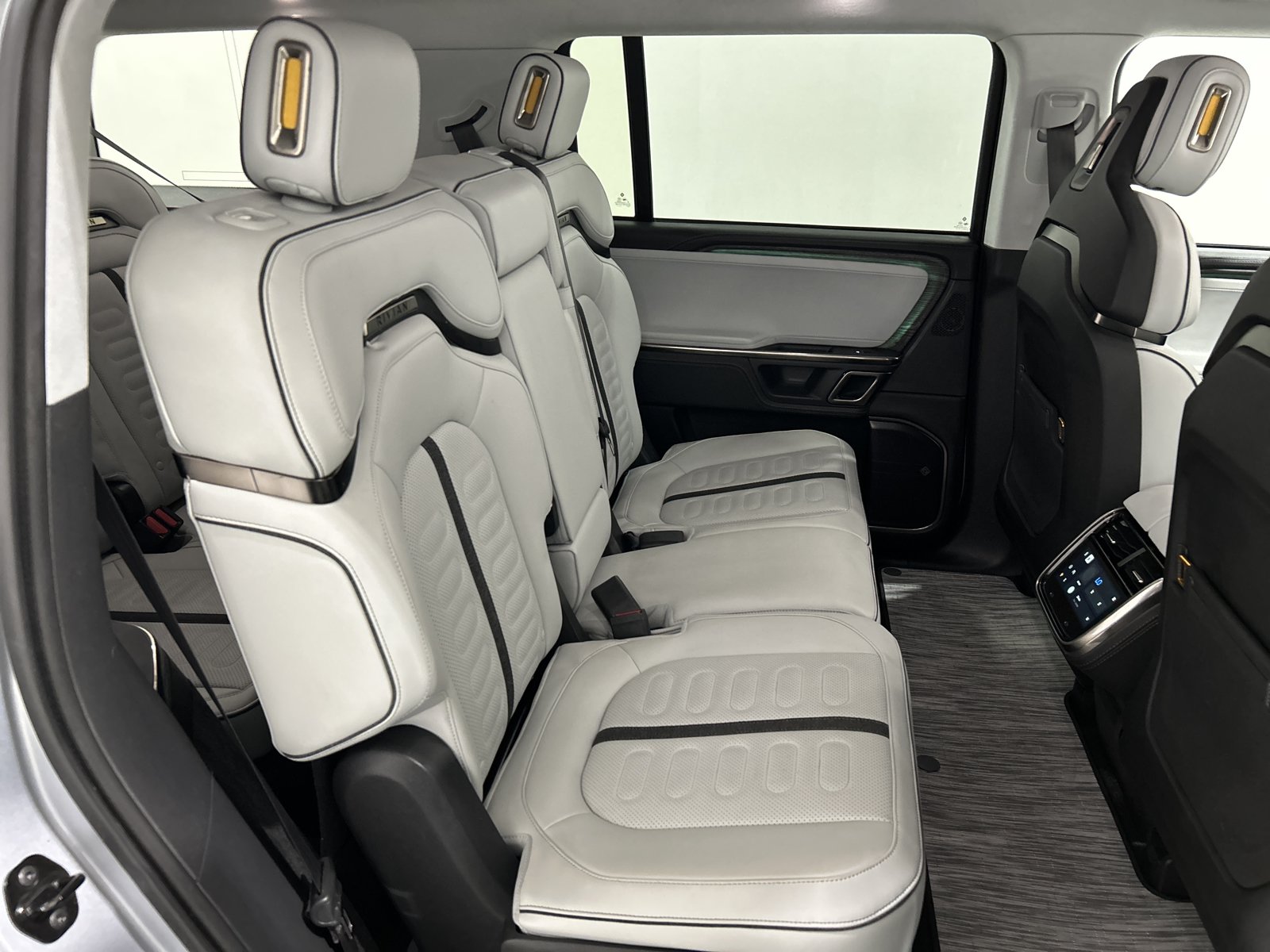 Used 2024 Rivian R1S Adventure AWD/4WD image 23