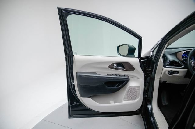 Used 2023 Chrysler Voyager LX image 22