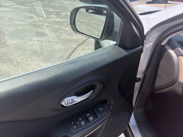 Used 2017 Jeep Cherokee Latitude w/ Safety/Convenience Group image 23