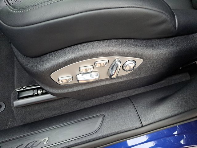 Certified 2025 Porsche Macan AWD/4WD image 23