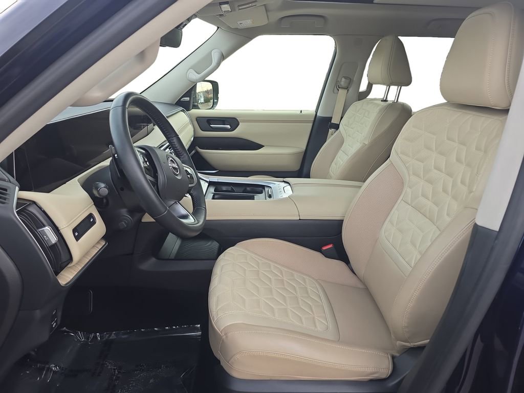 Used 2025 Nissan Armada Platinum image 11