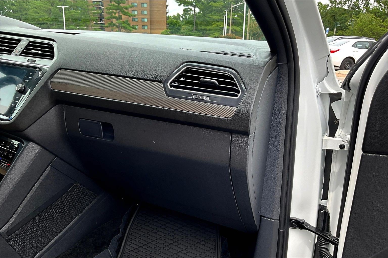 Used 2024 Volkswagen Tiguan SE w/ Panoramic Sunroof Package AWD/4WD image 16