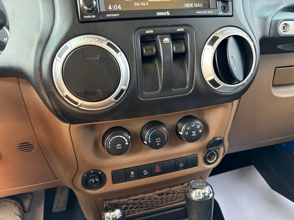 Used 2015 Jeep Wrangler Sahara w/ Connectivity Group AWD/4WD image 31