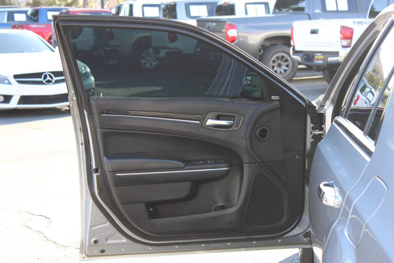 Used 2016 Chrysler 300 C RWD image 7