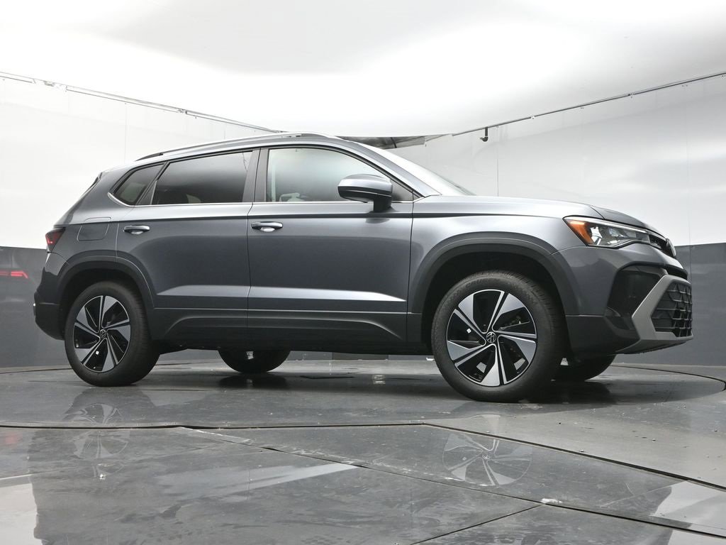 New 2025 Volkswagen Taos SE image 33