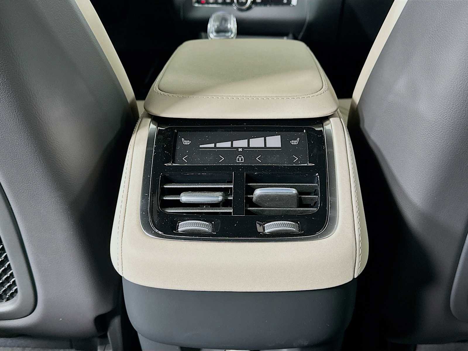 New 2026 Volvo XC90 B6 Plus w/ Protection Package Premier image 23