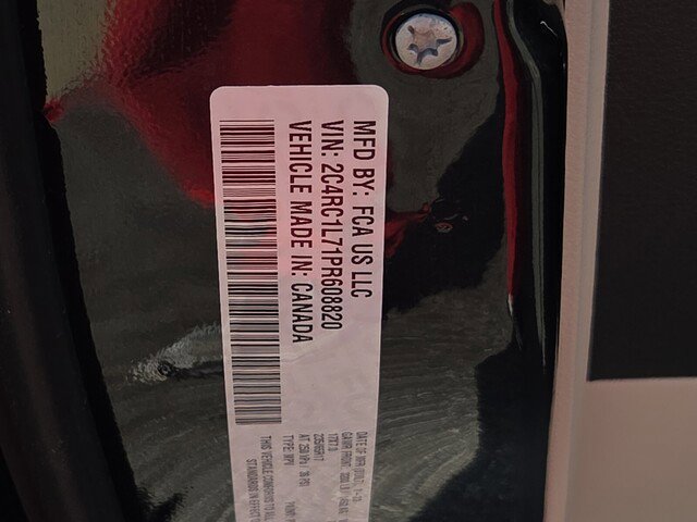 Used 2023 Chrysler Pacifica Touring-L image 29