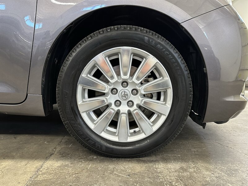 Used 2017 Toyota Sienna XLE w/ XLE Navigation Package AWD/4WD image 10