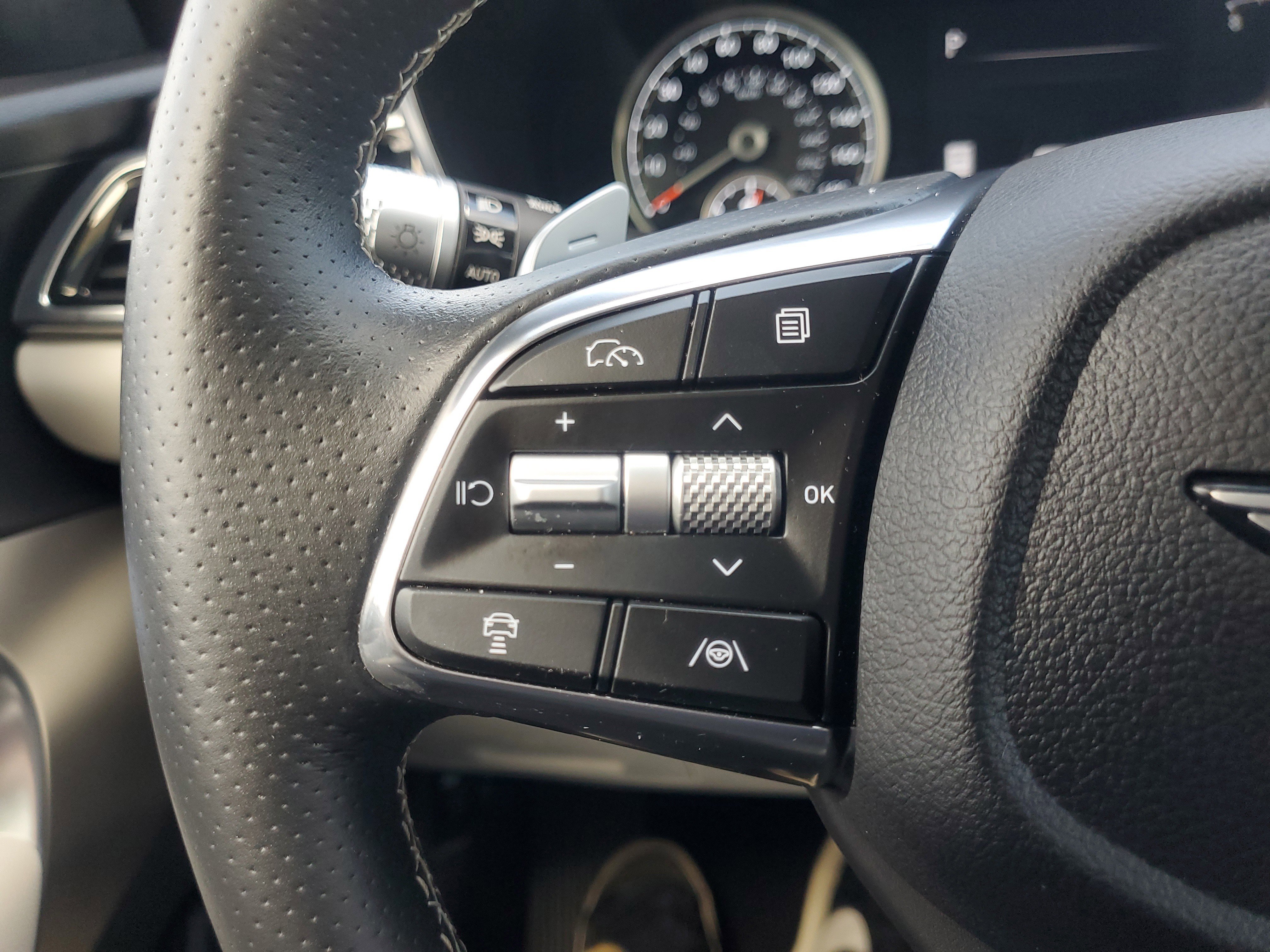 Used 2025 Genesis G70 2.5T image 26