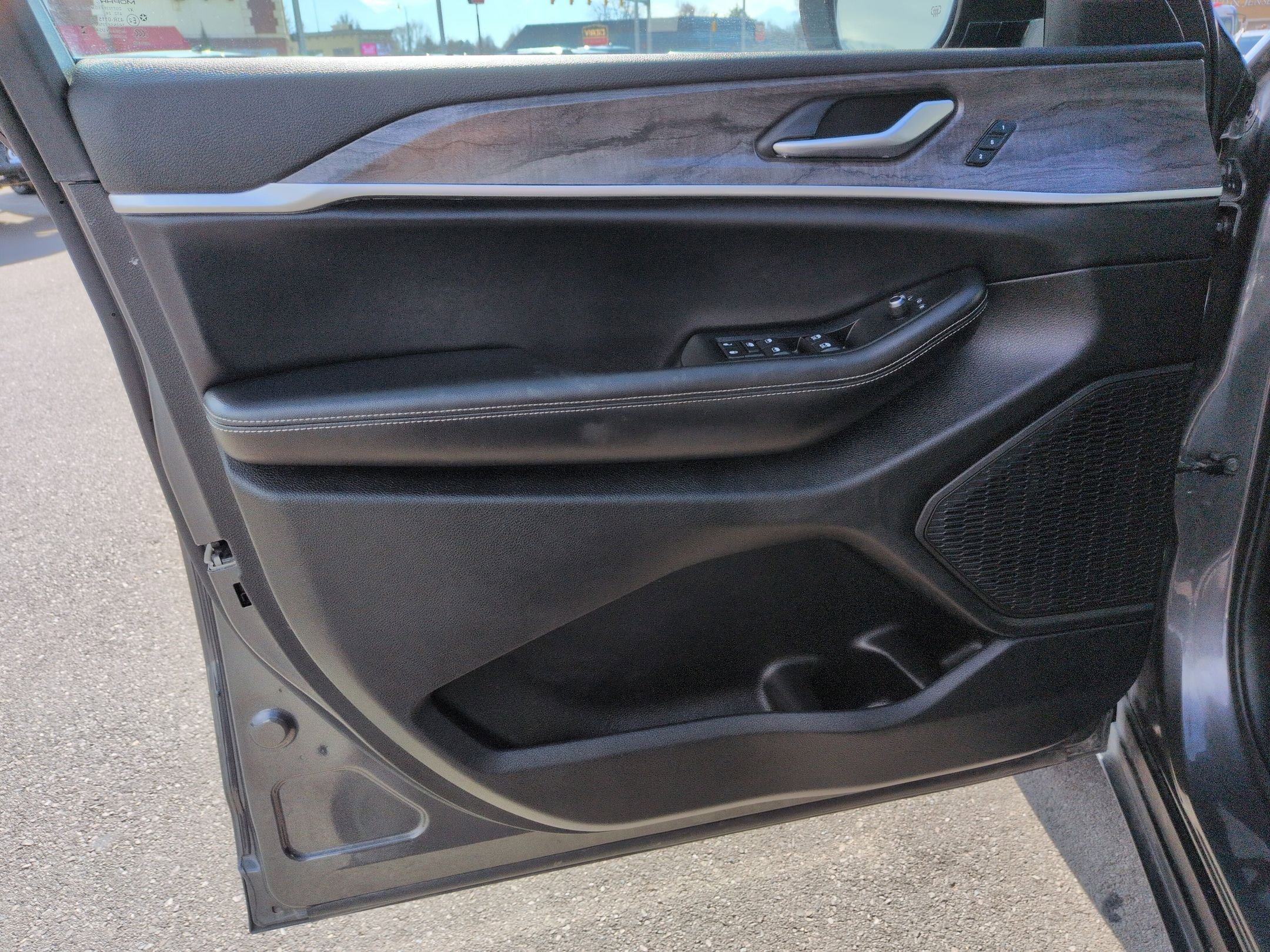 Used 2024 Jeep Grand Cherokee L Limited w/ Luxury Tech Group II image 15