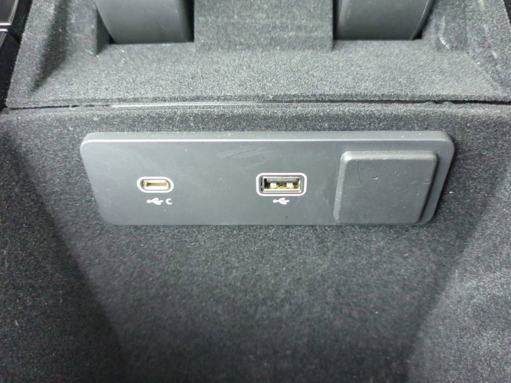 Used 2022 Land Rover Range Rover Velar R-Dynamic S image 35