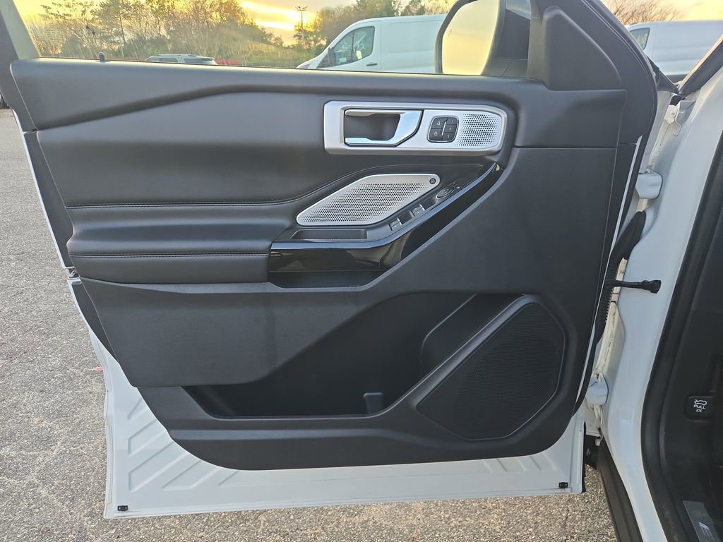 Used 2022 Ford Explorer Platinum w/ Equipment Group 601A image 12