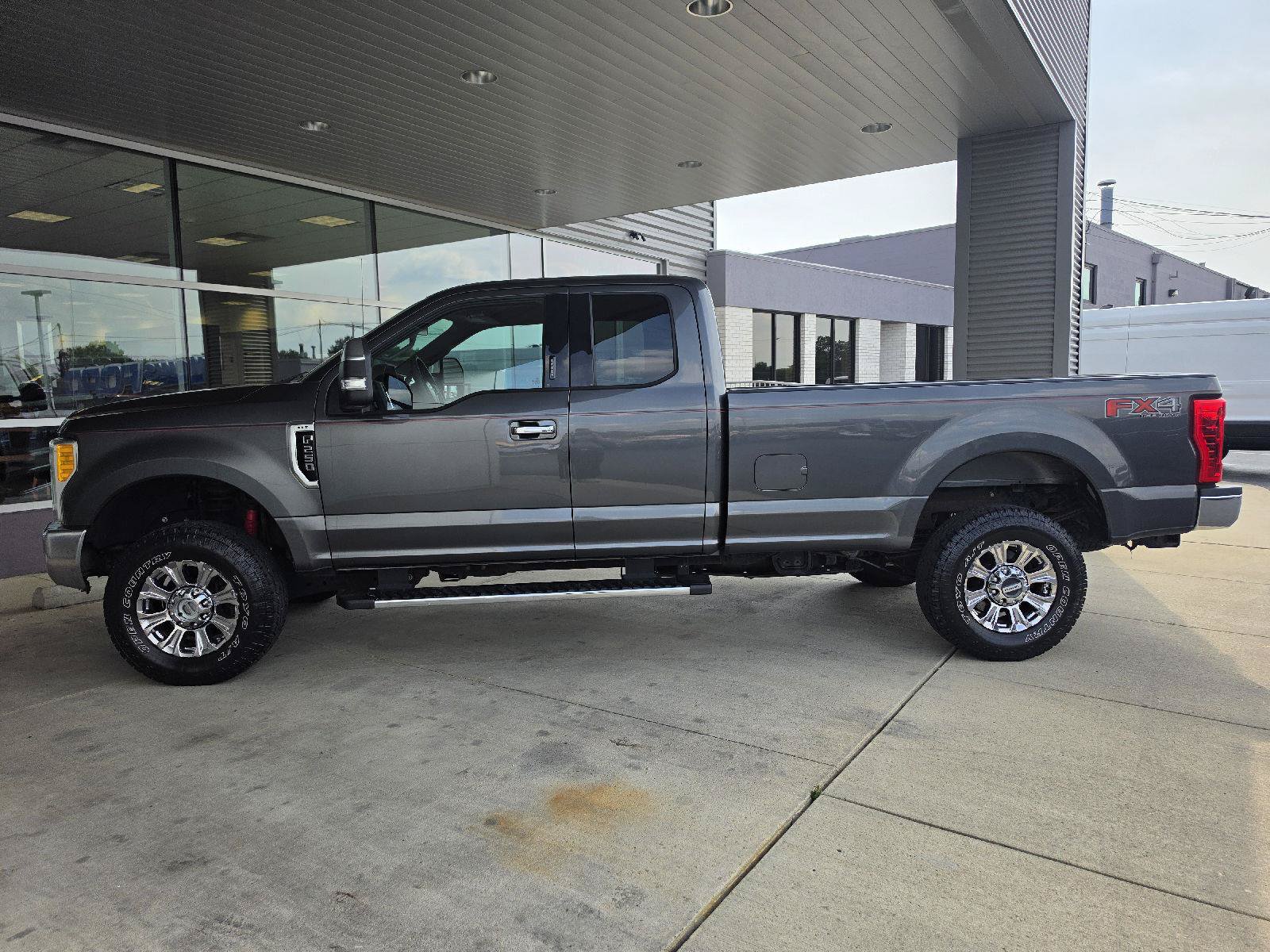 Used 2017 Ford F250 XLT w/ XLT Premium Package AWD/4WD image 2