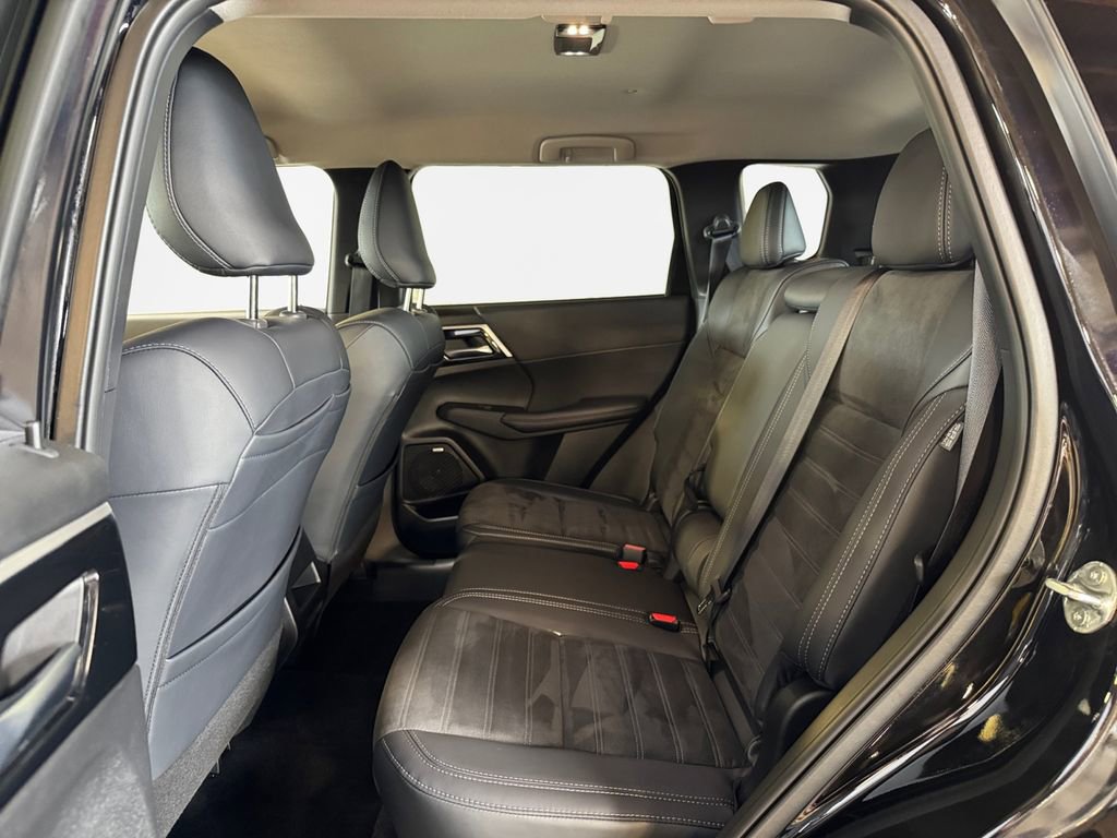 Used 2025 Mitsubishi Outlander SE FWD image 24