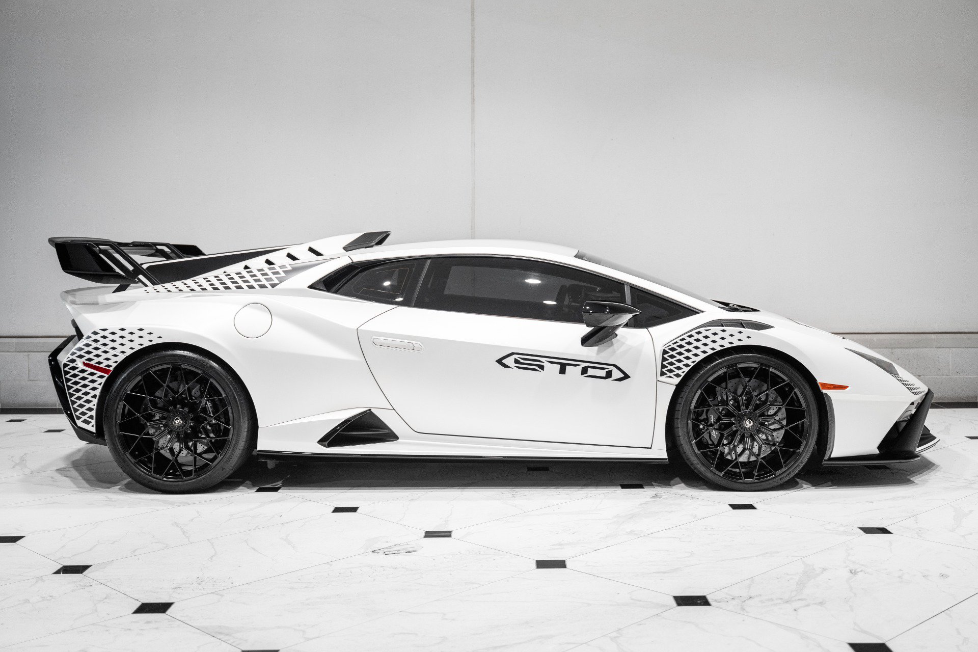 Used 2023 Lamborghini Huracan STO RWD image 6