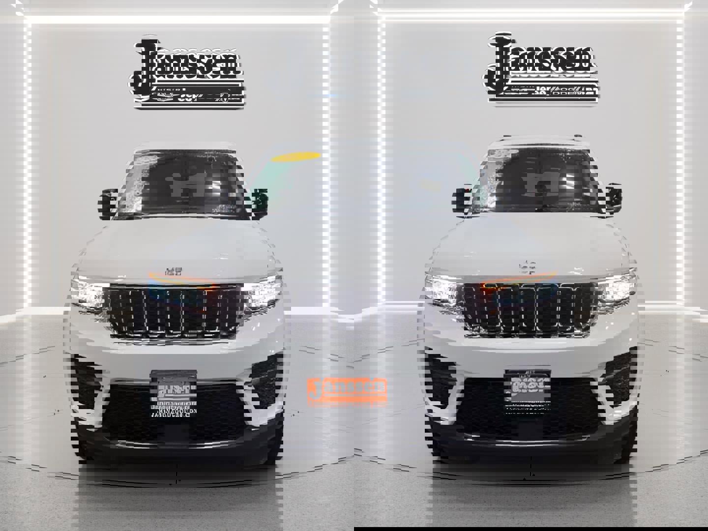 Used 2023 Jeep Grand Cherokee Laredo image 5