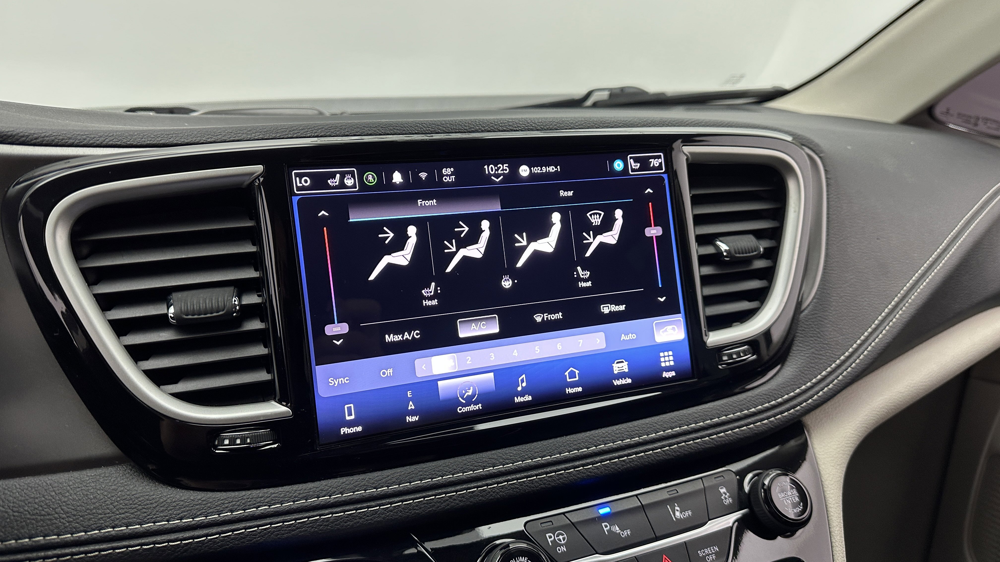 Used 2022 Chrysler Pacifica Touring-L w/ Uconnect Theater Family Group image 15