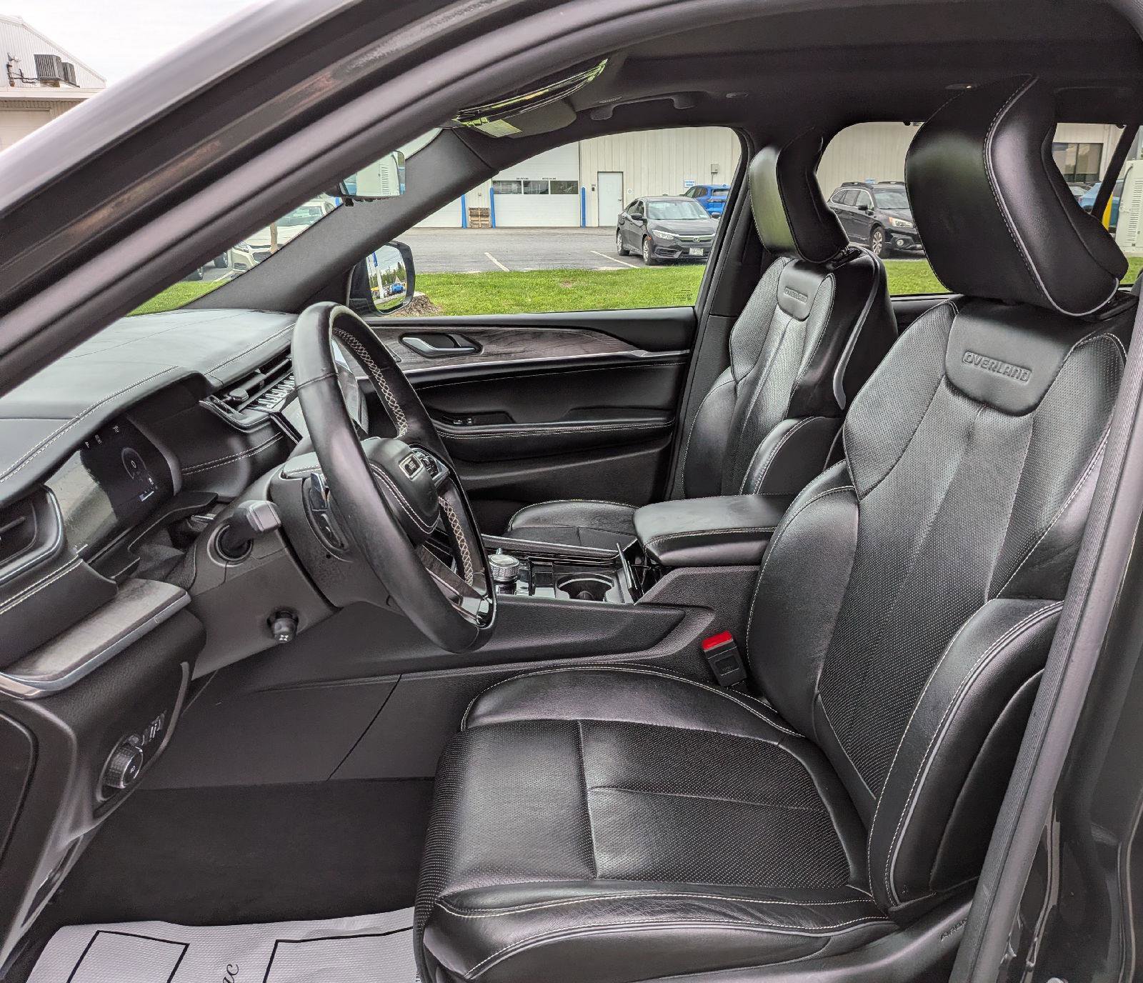 Used 2023 Jeep Grand Cherokee L Overland w/ Advanced Protech Group III AWD/4WD image 11