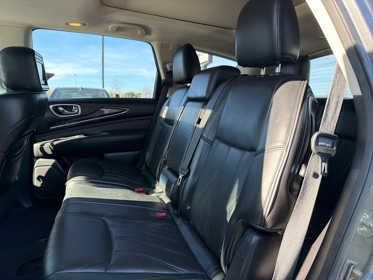 Used 2015 INFINITI QX60 FWD w/ Deluxe Touring Package image 15