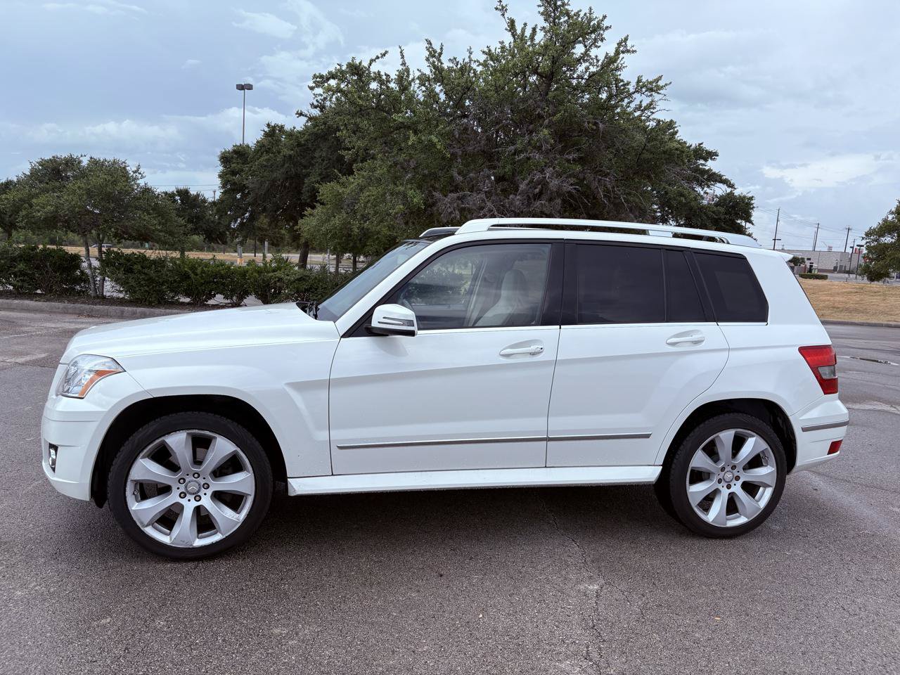 Used 2010 Mercedes-Benz GLK 350 2WD image 4