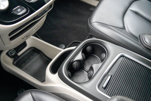 Used 2023 Chrysler Pacifica Touring-L image 31